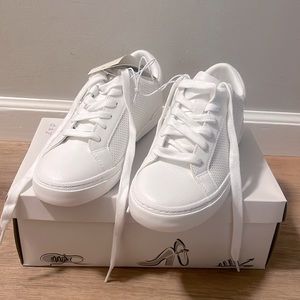 NWT, Women’s White sneakers (Maddison), size 7.